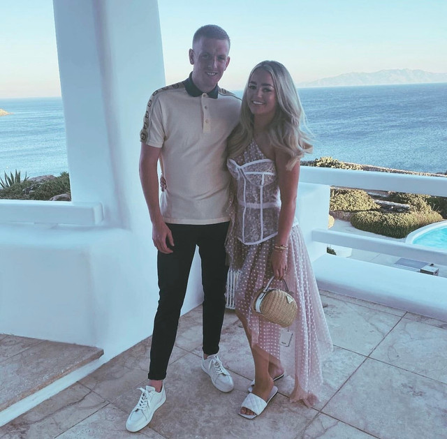 Cô vợ nóng bỏng bên Jordan Pickford từ năm 14 tuổi Co vo nong bong ben Jordan Pickford tu nam 14 tuoi