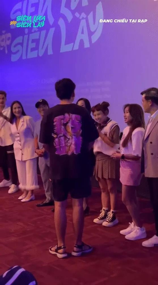 Mạc Văn Khoa bị khán giả tát vì lý do không ngờ - Hình 2 Mac Van Khoa bi khan gia tat vi ly do khong ngo-Hinh-2