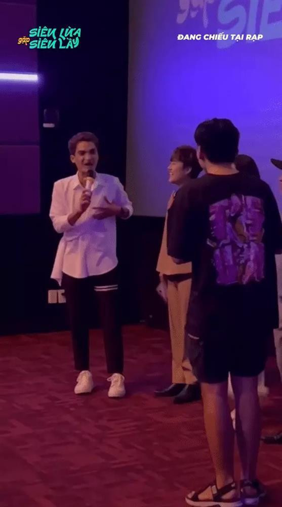 Mạc Văn Khoa bị khán giả tát vì lý do không ngờ - Hình 3 Mac Van Khoa bi khan gia tat vi ly do khong ngo-Hinh-3
