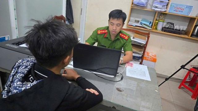 Nam sinh đứng tại cổng trường bị nhóm côn đồ đánh thương tích nặng Nam sinh dung tai cong truong bi nhom con do danh thuong tich nang