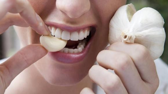 Tỏi là “gia vị vàng” mùa dịch bệnh: Ăn mỗi ngày bao nhiêu là tốt? - Hình 6 Toi la “gia vi vang” mua dich benh: An moi ngay bao nhieu la tot?-Hinh-6