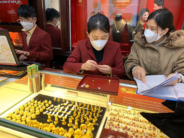 Giá vàng hôm nay 28/3: Còn nhiều bất ổn, vàng giữ giá cao Gia vang hom nay 28/3: Con nhieu bat on, vang giu gia cao