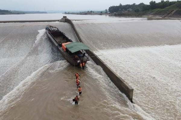 Vụ lật tàu trên sông: Phó giám đốc Sở bị kiểm điểm Vu lat tau tren song: Pho giam doc So bi kiem diem
