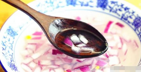 Hành tây và đường phèn ngâm nước, cực tốt cho sức khoẻ Hanh tay va duong phen ngam nuoc, cuc tot cho suc khoe