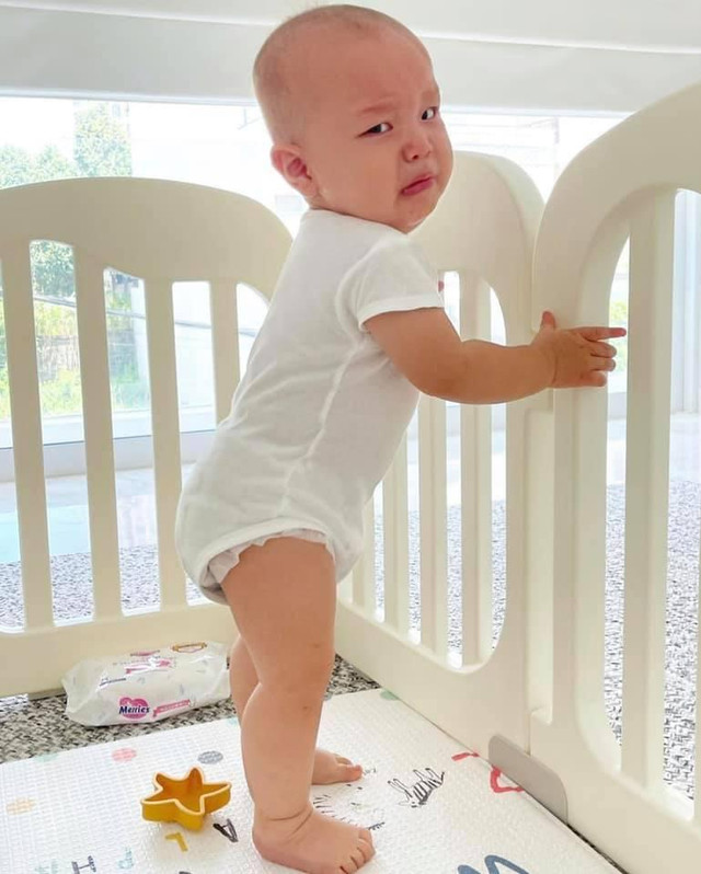 Phản ứng của Hồ Ngọc Hà khi quý tử bị soi "chân hoa gấm" - Hình 7 Phan ung cua Ho Ngoc Ha khi quy tu bi soi