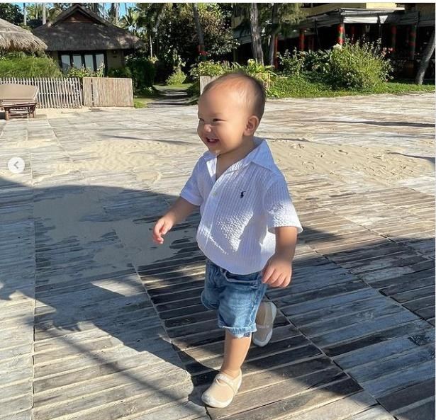 Phản ứng của Hồ Ngọc Hà khi quý tử bị soi "chân hoa gấm" - Hình 2 Phan ung cua Ho Ngoc Ha khi quy tu bi soi