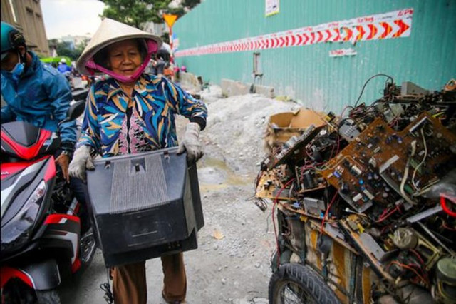 Nghề lạ ở Việt Nam: Đập phá đồ mà hái ra tiền - Hình 8 Nghe la o Viet Nam: Dap pha do ma hai ra tien-Hinh-8