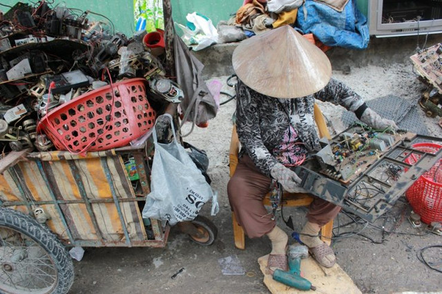 Nghề lạ ở Việt Nam: Đập phá đồ mà hái ra tiền - Hình 2 Nghe la o Viet Nam: Dap pha do ma hai ra tien-Hinh-2