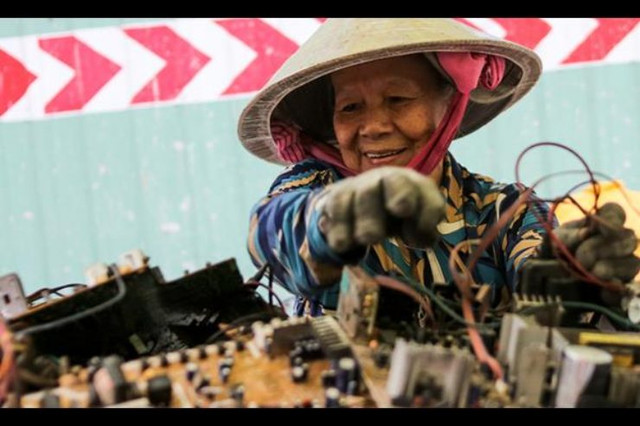 Nghề lạ ở Việt Nam: Đập phá đồ mà hái ra tiền - Hình 6 Nghe la o Viet Nam: Dap pha do ma hai ra tien-Hinh-6