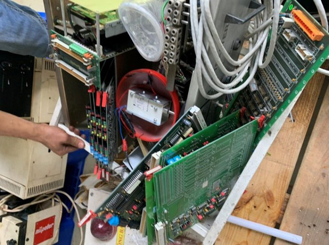 Nghề lạ ở Việt Nam: Đập phá đồ mà hái ra tiền Nghe la o Viet Nam: Dap pha do ma hai ra tien