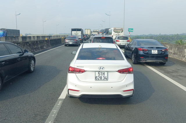 Xe chở Phó chủ tịch TP.HCM Lê Hòa Bình gặp tai nạn trên cao tốc - Hình 2 Xe cho Pho chu tich TP.HCM Le Hoa Binh gap tai nan tren cao toc-Hinh-2