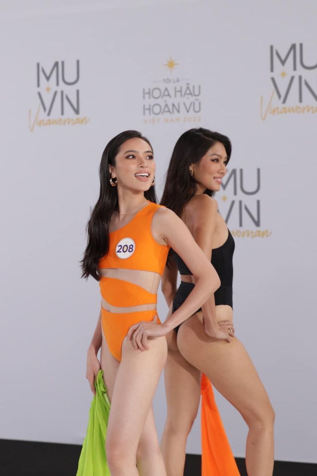 Người đẹp đi thi hoa hậu: Chọn váy khoe vòng 1 quá đà gây tranh cãi - Hình 6 Nguoi dep di thi hoa hau: Chon vay khoe vong 1 qua da gay tranh cai-Hinh-6