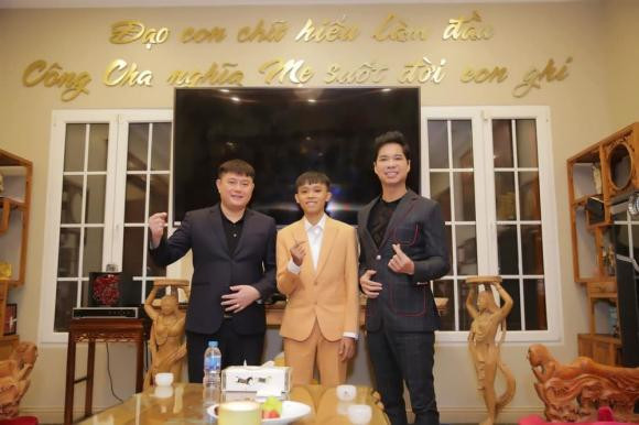 Hồ Văn Cường diện vest bảnh bao hát cùng Ngọc Sơn Ho Van Cuong dien vest banh bao hat cung Ngoc Son