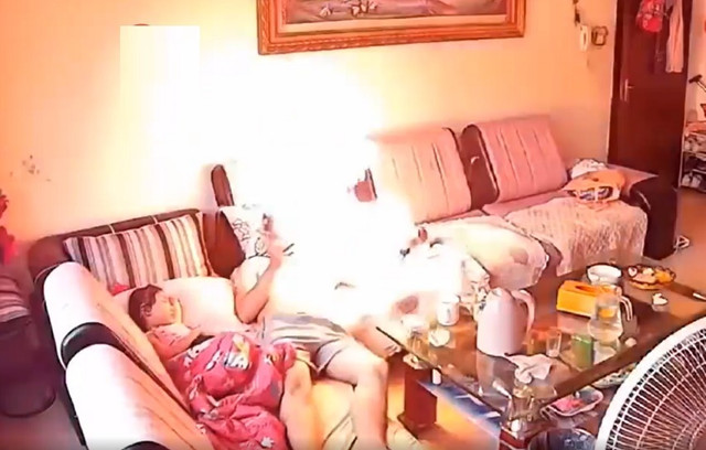 Ông bố bị lửa trùm mặt lúc cởi trần hút thuốc lá, dân mạng còn 'ném đá' Ong bo bi lua trum mat luc coi tran hut thuoc la, dan mang con 'nem da'