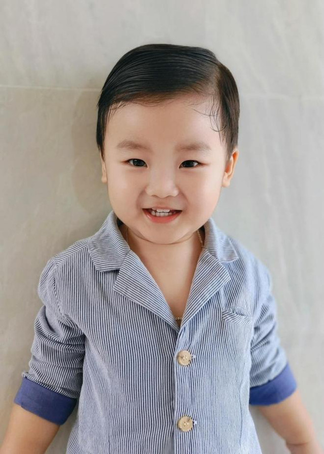 Con trai Hòa Minzy gây sốt với điệu cười nắc nẻ như được mùa - Hình 4 Con trai Hoa Minzy gay sot voi dieu cuoi nac ne nhu duoc mua-Hinh-4