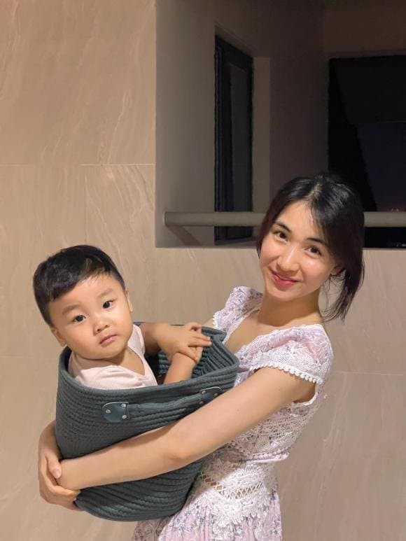 Con trai Hòa Minzy gây sốt với điệu cười nắc nẻ như được mùa - Hình 7 Con trai Hoa Minzy gay sot voi dieu cuoi nac ne nhu duoc mua-Hinh-7