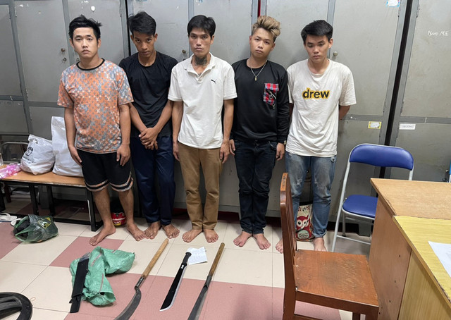 Bắt nhóm nghi phạm chém 3 người ở TP.HCM Bat nhom nghi pham chem 3 nguoi o TP.HCM
