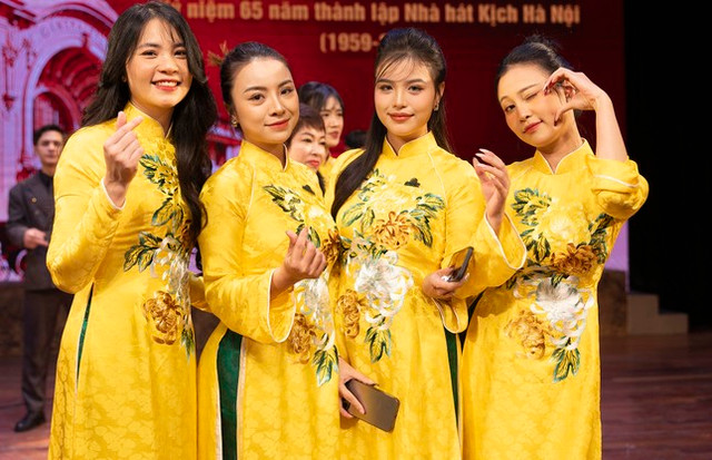 NSND Trung Hiếu nhận Huân chương Lao động hạng Ba - Hình 3 NSND Trung Hieu nhan Huan chuong Lao dong hang Ba-Hinh-3