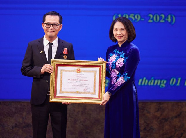 NSND Trung Hiếu nhận Huân chương Lao động hạng Ba NSND Trung Hieu nhan Huan chuong Lao dong hang Ba