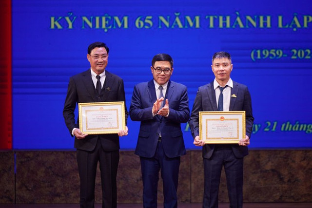 NSND Trung Hiếu nhận Huân chương Lao động hạng Ba - Hình 2 NSND Trung Hieu nhan Huan chuong Lao dong hang Ba-Hinh-2