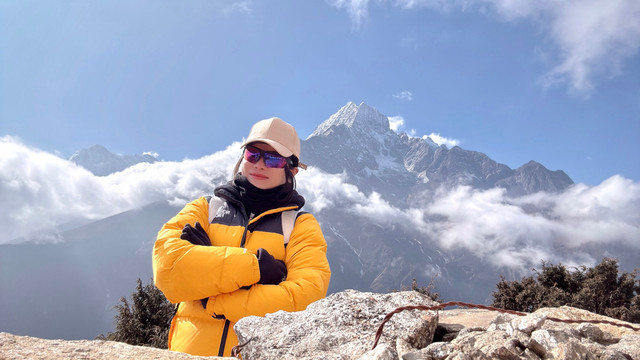 Cô gái Việt ngồi thiền 60 phút trên đỉnh Kala Patthar, Himalaya Co gai Viet ngoi thien 60 phut tren dinh Kala Patthar, Himalaya