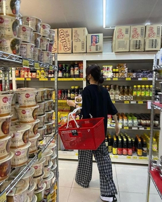 Tại sao tới siêu thị mua bó rau, ra về hoá đơn lên tiền triệu? - Hình 2 Tai sao toi sieu thi mua bo rau, ra ve hoa don len tien trieu?-Hinh-2
