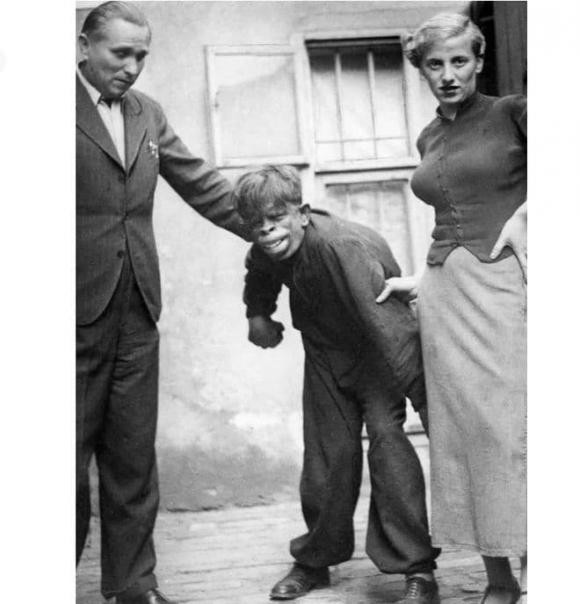 Lật lại bức ảnh "người vượn" chụp năm 1937- dấy lên nghi vấn Lat lai buc anh