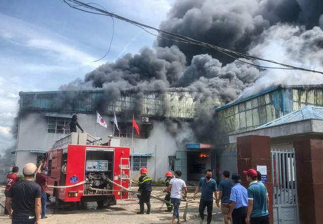 Cháy công ty may, 15 xe cứu hỏa được điều động dập lửa Chay cong ty may, 15 xe cuu hoa duoc dieu dong dap lua