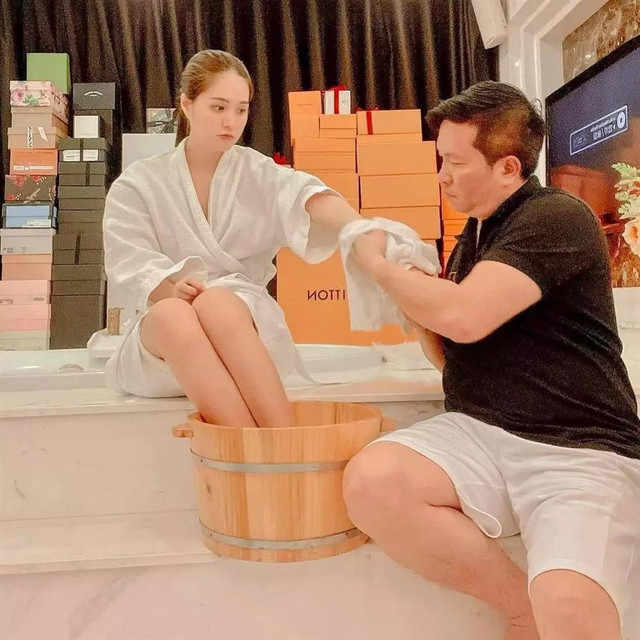 4 hình ảnh chứng tỏ đại gia Quốc Vũ là "chồng quốc dân" - Hình 8 4 hinh anh chung to dai gia Quoc Vu la