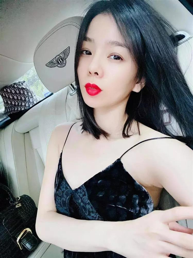 Lệ Quyên mặc bikini bị chê phũ phàng "màn hình phẳng" - Hình 6 Le Quyen mac bikini bi che phu phang