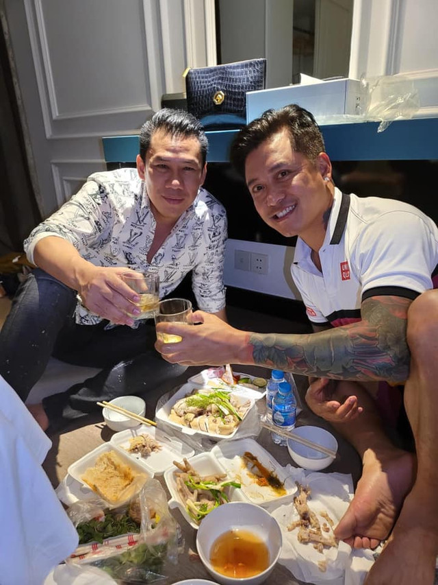 Tuấn Hưng ăn uống cùng chồng cũ Lệ Quyên, tâm sự gây chú ý Tuan Hung an uong cung chong cu Le Quyen, tam su gay chu y