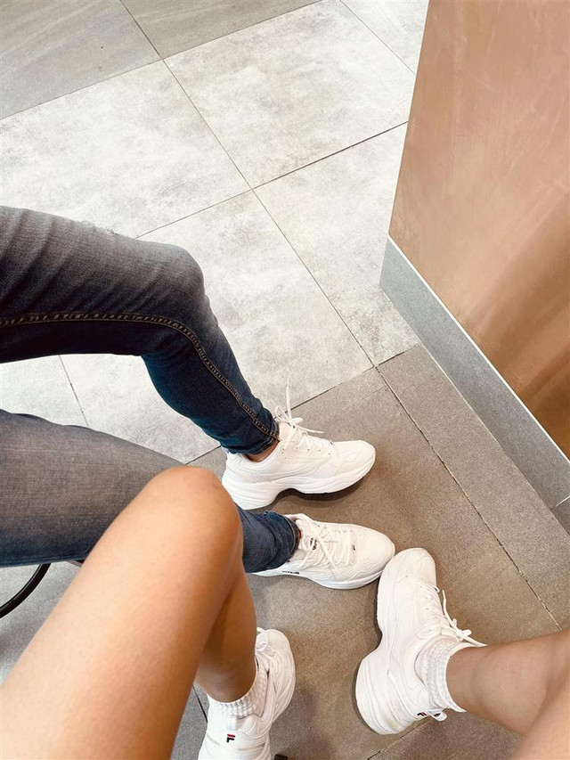 Hoàng Thùy có tình mới sau hơn 2 năm chia tay bạn trai Tây - Hình 2 Hoang Thuy co tinh moi sau hon 2 nam chia tay ban trai Tay-Hinh-2