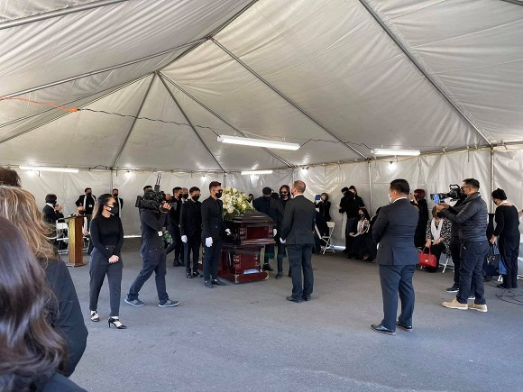 Em gái Cẩm Ly viếng tặng đám tang NS Chí Tài 50.000 USD - Hình 2 Em gai Cam Ly vieng tang dam tang NS Chi Tai 50.000 USD-Hinh-2