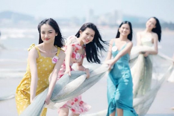Ảnh thí sinh Hoa hậu Việt Nam 2020 kéo lưới bị la ó kém duyên - Hình 4 Anh thi sinh Hoa hau Viet Nam 2020 keo luoi bi la o kem duyen-Hinh-4
