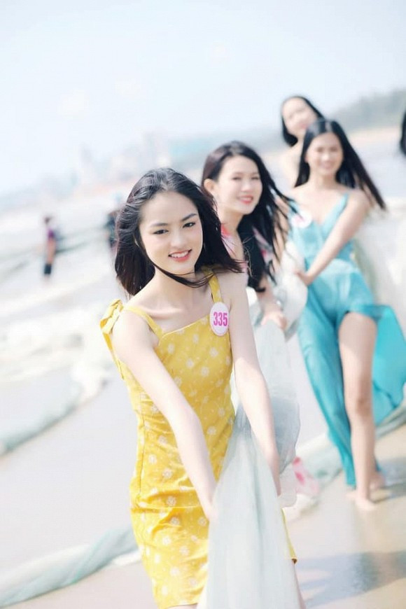 Ảnh thí sinh Hoa hậu Việt Nam 2020 kéo lưới bị la ó kém duyên - Hình 2 Anh thi sinh Hoa hau Viet Nam 2020 keo luoi bi la o kem duyen-Hinh-2
