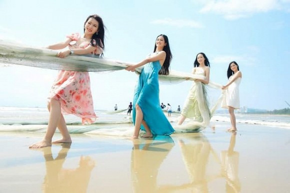 Ảnh thí sinh Hoa hậu Việt Nam 2020 kéo lưới bị la ó kém duyên - Hình 5 Anh thi sinh Hoa hau Viet Nam 2020 keo luoi bi la o kem duyen-Hinh-5