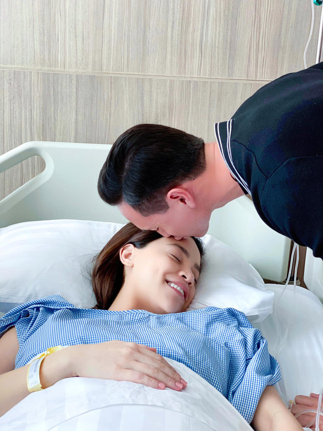 Cặp song sinh của Hồ Ngọc Hà lộ diện, Kim Lý "1 nách 2 con" - Hình 2 Cap song sinh cua Ho Ngoc Ha lo dien, Kim Ly