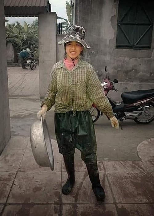 Sốt ảnh Hoa hậu Đỗ Thị Hà lấm lem đi cấy khi chưa đăng quang Sot anh Hoa hau Do Thi Ha lam lem di cay khi chua dang quang