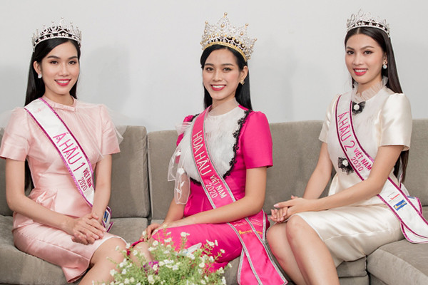 Sốt ảnh Hoa hậu Đỗ Thị Hà lấm lem đi cấy khi chưa đăng quang - Hình 9 Sot anh Hoa hau Do Thi Ha lam lem di cay khi chua dang quang-Hinh-9