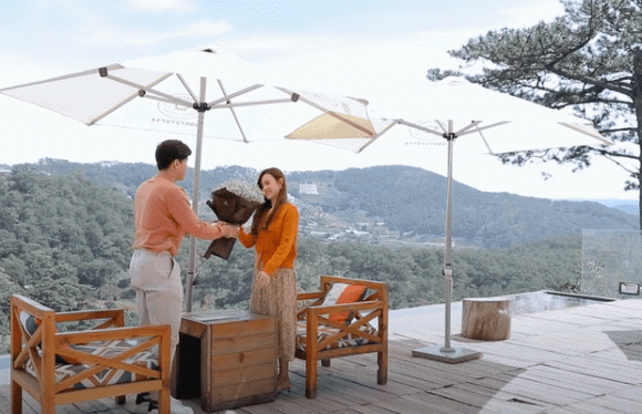 Sự thật clip Chi Dân tặng hoa cho Midu tình tứ ở Đà Lạt - Hình 2 Su that clip Chi Dan tang hoa cho Midu tinh tu o Da Lat-Hinh-2