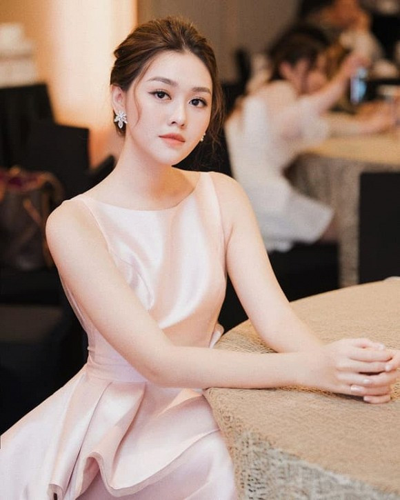 Lộ thiệp cưới của Á hậu Tường San, rõ tên chú rể - Hình 3 Lo thiep cuoi cua A hau Tuong San, ro ten chu re-Hinh-3