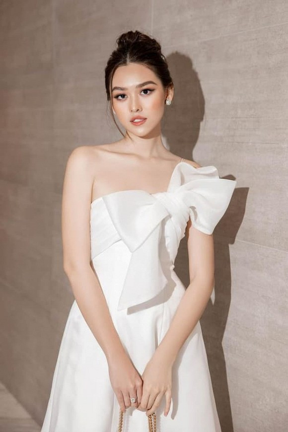 Lộ thiệp cưới của Á hậu Tường San, rõ tên chú rể - Hình 4 Lo thiep cuoi cua A hau Tuong San, ro ten chu re-Hinh-4