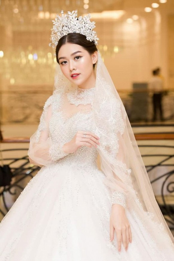 Lộ thiệp cưới của Á hậu Tường San, rõ tên chú rể - Hình 5 Lo thiep cuoi cua A hau Tuong San, ro ten chu re-Hinh-5