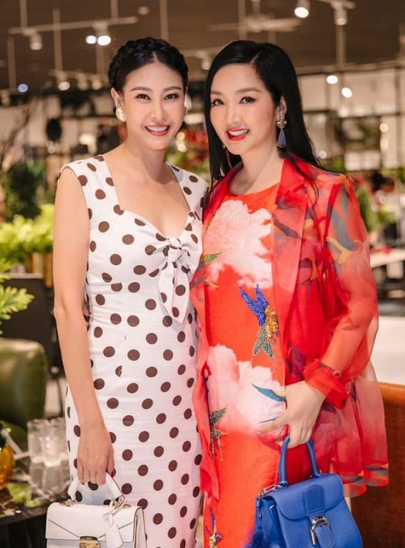 Diva Hồng Nhung vui vẻ đi sự kiện cùng bạn bè - Hình 3 Diva Hong Nhung vui ve di su kien cung ban be-Hinh-3