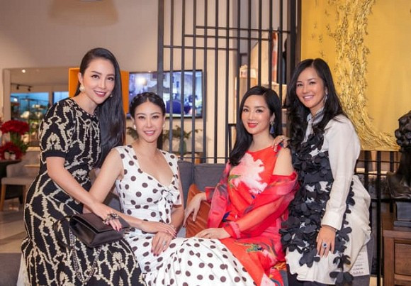 Diva Hồng Nhung vui vẻ đi sự kiện cùng bạn bè - Hình 4 Diva Hong Nhung vui ve di su kien cung ban be-Hinh-4