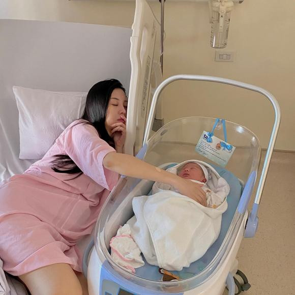 Hot girl Vũ Ngọc Châm sinh con đầu lòng Hot girl Vu Ngoc Cham sinh con dau long