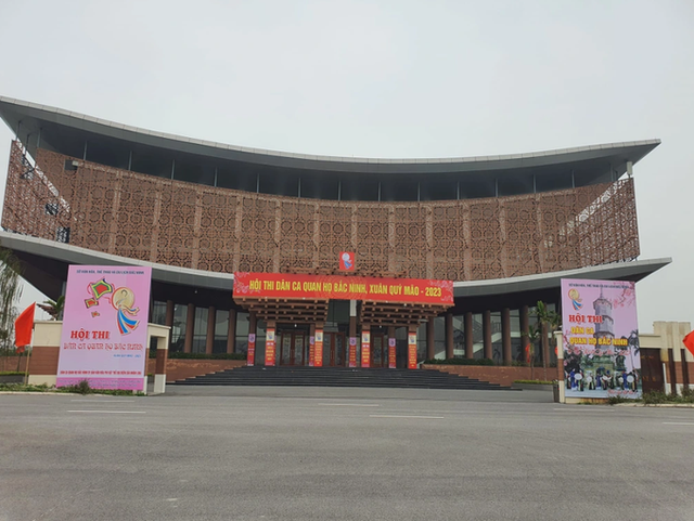 Tiết lộ giá ghế Đồng Kỵ bị chê: Giá bình dân, tổng 6,3 tỷ - Hình 4 Tiet lo gia ghe Dong Ky bi che: Gia binh dan, tong 6,3 ty-Hinh-4