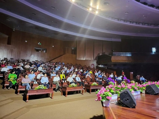 Tiết lộ giá ghế Đồng Kỵ bị chê: Giá bình dân, tổng 6,3 tỷ - Hình 3 Tiet lo gia ghe Dong Ky bi che: Gia binh dan, tong 6,3 ty-Hinh-3