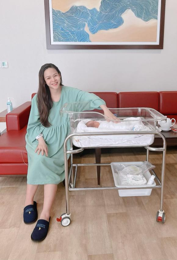 Diễn viên Diễm Hương sinh con thứ hai, dàn sao Việt chúc mừng - Hình 2 Dien vien Diem Huong sinh con thu hai, dan sao Viet chuc mung-Hinh-2