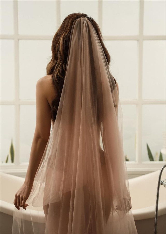 Phương Trinh Jolie bị chê 'tục tĩu' khi mặc mỗi nội y đội voan cô dâu - Hình 3 Phuong Trinh Jolie bi che 'tuc tiu' khi mac moi noi y doi voan co dau-Hinh-3